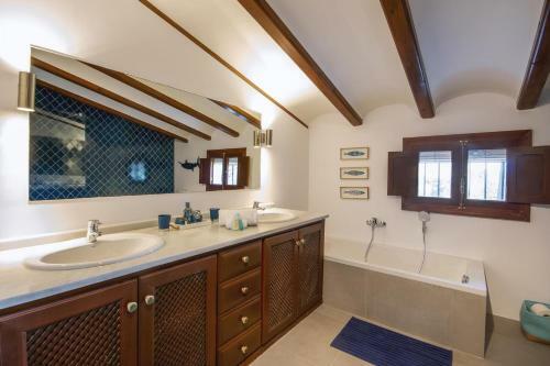 Alfatares Villa Sleeps 8 With Pool Air Con And Wifi