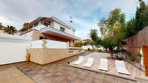 Paradisiac Villa In The City
