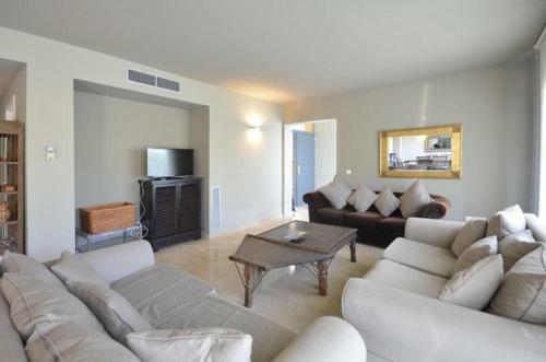Begur Apartment Sleeps 7 With Pool And Air Con