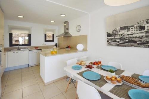 Begur Apartment Sleeps 6 With Pool And Wifi
