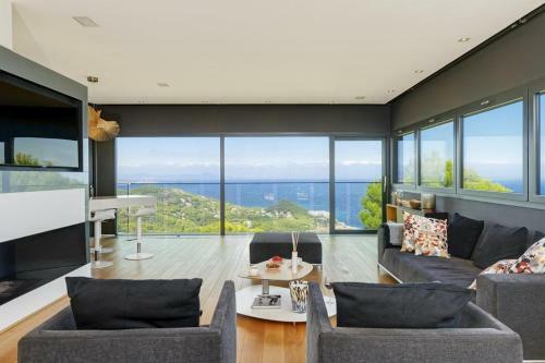 Begur Villa Sleeps 8 With Pool Air Con And Wifi
