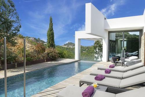 Begur Villa Sleeps 8 With Pool Air Con And Wifi