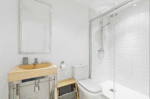 4203 Luxury 3 Bedroom Apartment