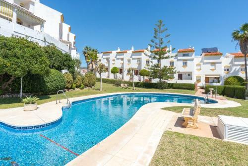 Benalmadena: Adosado Con Piscina Y Jardin
