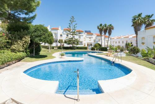 Benalmadena: Adosado Con Piscina Y Jardin