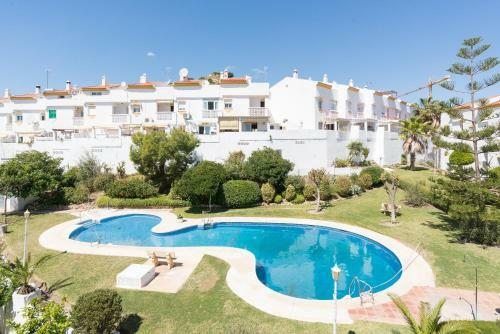 Benalmadena: Adosado Con Piscina Y Jardin