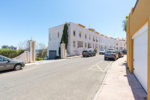 Benalmadena: Adosado Con Piscina Y Jardin