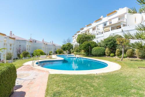 Benalmadena: Adosado Con Piscina Y Jardin
