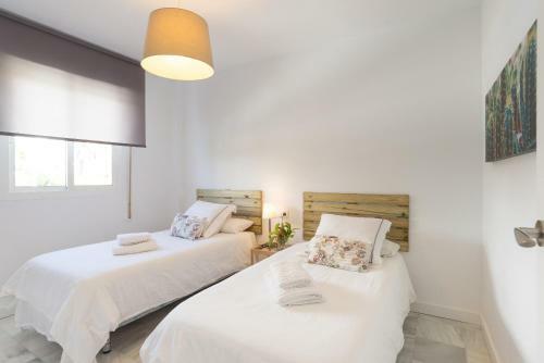 Benalmadena: Adosado Con Piscina Y Jardin