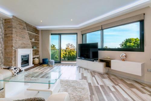 Luxury Villa - Sea Views - Heated Pool - Jacuzzi