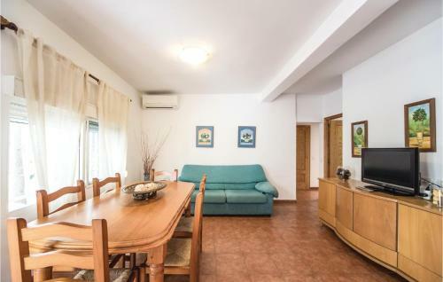 Stunning Home In Benicasim W/ 3 Bedrooms