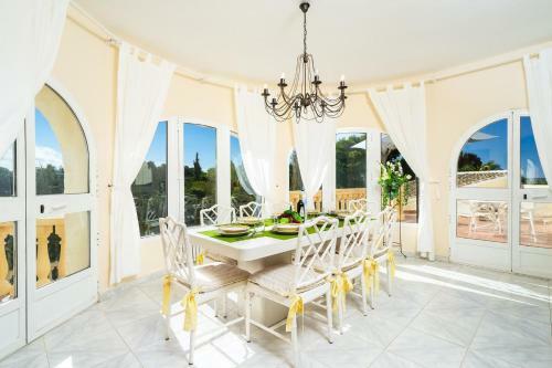 Benitachell Villa Sleeps 8 Pool Air Con Wifi