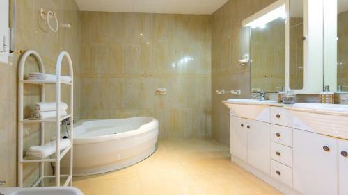 Villa In Lloret de Mar Sleeps 10 With Pool And Wifi
