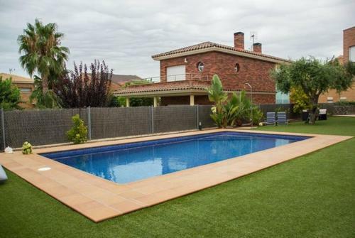 Calafell Villa Sleeps 8 With Pool And Free Wifi