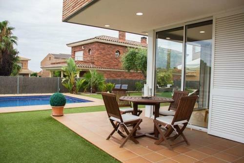 Calafell Villa Sleeps 8 With Pool And Free Wifi