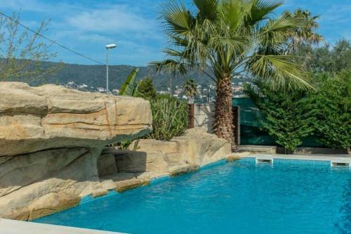 Villa Waterfall House