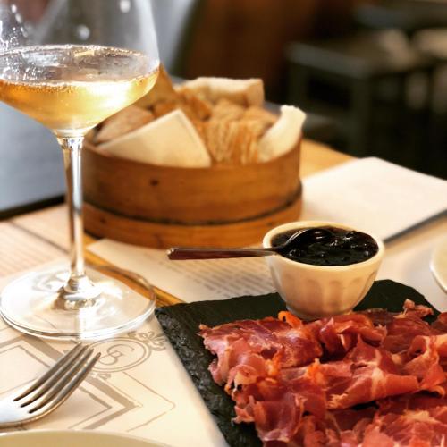 Grapes & Bites - Hostel And Wines