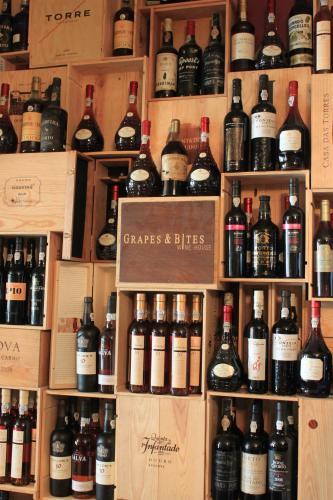 Grapes & Bites - Hostel And Wines