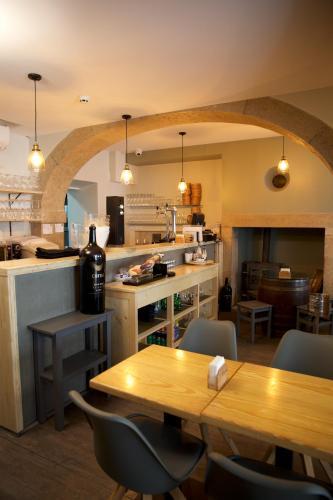 Grapes & Bites - Hostel And Wines
