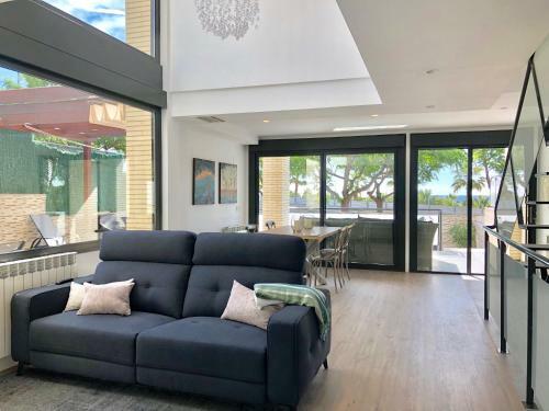 Luxurious House For 10 People In Front Of The Beach