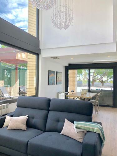 Luxurious House For 10 People In Front Of The Beach