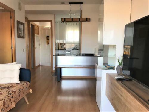 Apartamento Reformado Con Terraza Y Vistas Al Mar - 130a