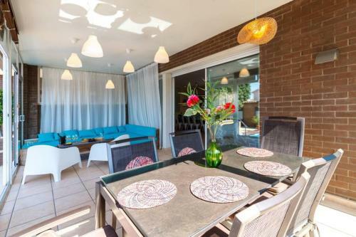 Villa Wine Experience Cambrils - Wine, Art & Games