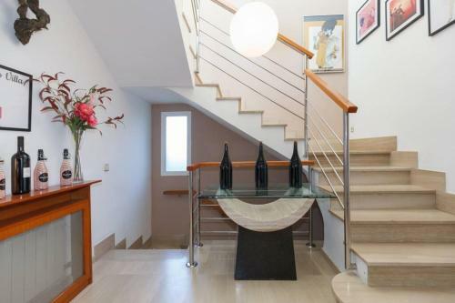 Villa Wine Experience Cambrils - Wine, Art & Games