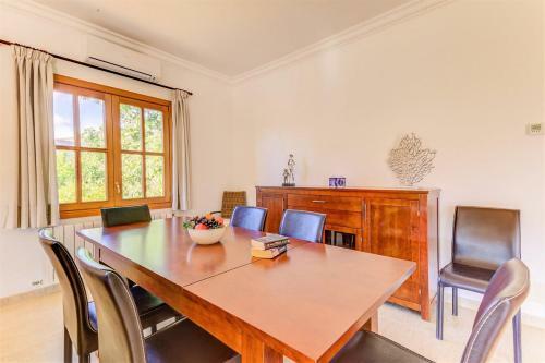 Ullaro Villa Sleeps 8 With Pool And Air Con