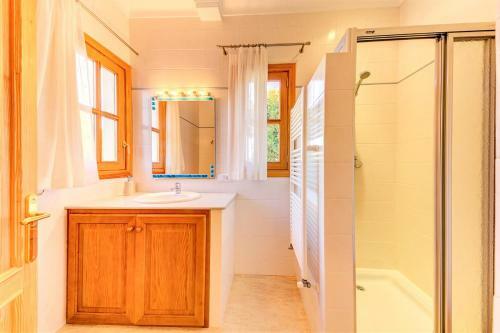 Ullaro Villa Sleeps 8 With Pool And Air Con