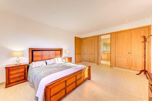 Ullaro Villa Sleeps 8 With Pool And Air Con