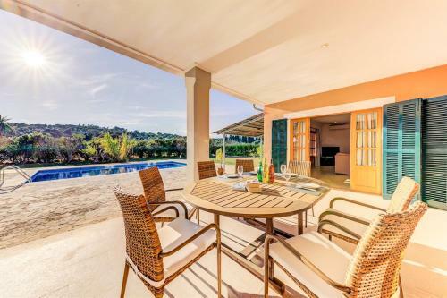 Ullaro Villa Sleeps 8 With Pool And Air Con