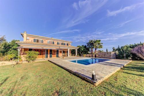 Ullaro Villa Sleeps 8 With Pool And Air Con