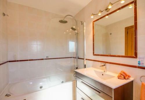 Can Picafort Holiday Home Sleeps 5 With Air Con And Wifi
