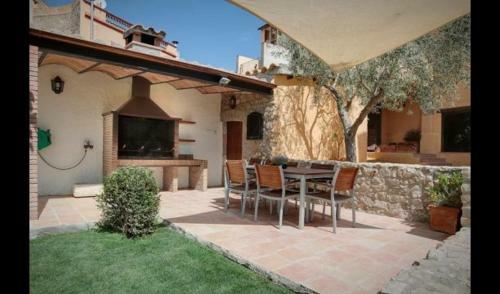 Capmany Apartment Sleeps 5 With Pool And Air Con