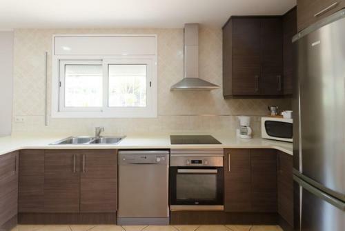 Caules Villa Sleeps 6 Pool Wifi