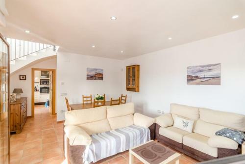 Caules Villa Sleeps 8 Pool Wifi