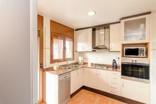 Caules Villa Sleeps 8 Pool Wifi
