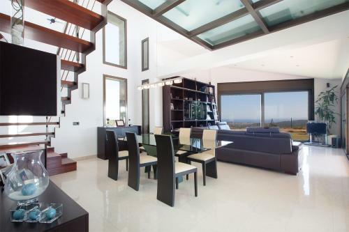 Luxury Villa, Private Pool, Panoramic Sea & Mountain Views