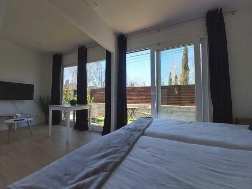 Acero Y Piedra Apartamentos Con Jard�n