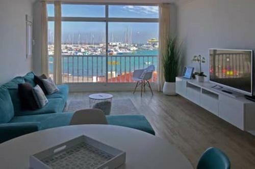 Modern And Bright Apartment With Sea Views