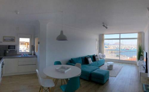 Modern And Bright Apartment With Sea Views