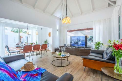 Corralejo Villa Sleeps 8 With Pool Air Con And Wifi
