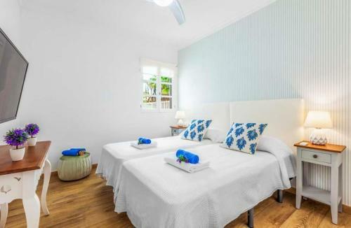 Corralejo Villa Sleeps 8 With Pool Air Con And Wifi