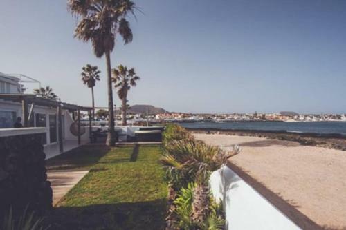 Villa Maluhia Beachfront-exterior Jacuzzi Sea View