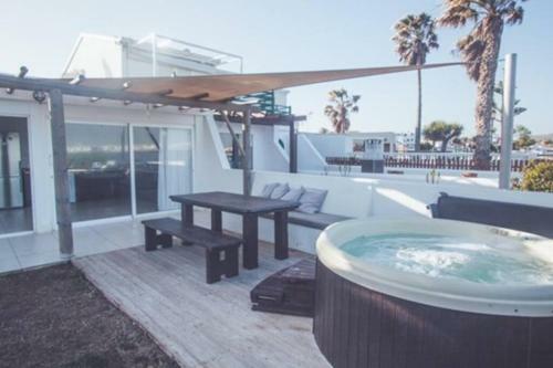 Villa Maluhia Beachfront-exterior Jacuzzi Sea View