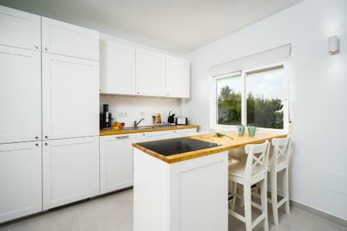 La Xara Apartment Sleeps 4 With Pool Air Con And Wifi
