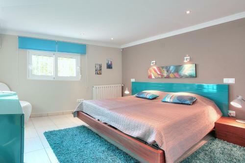 Luxury 5-bed Villa Near The Beach