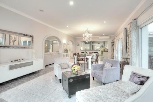 Luxury 5-bed Villa Near The Beach
