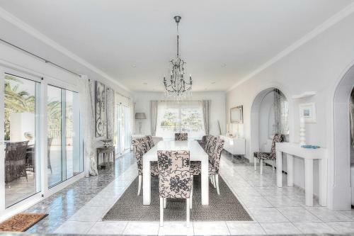 Luxury 5-bed Villa Near The Beach